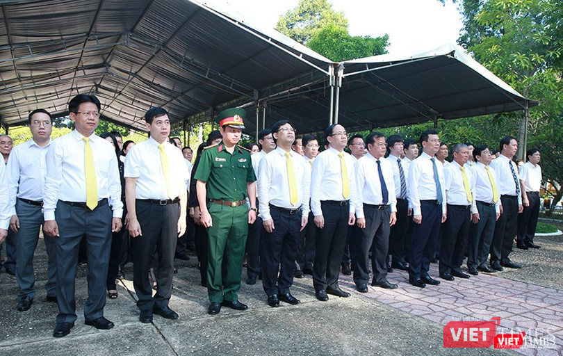 Các đại biểu tưởng niệm, tri ân các anh hùng, liệt sĩ ngành TT&TT Các đại biểu tưởng niệm, tri ân các anh hùng, liệt sỹ ngành TT&TT