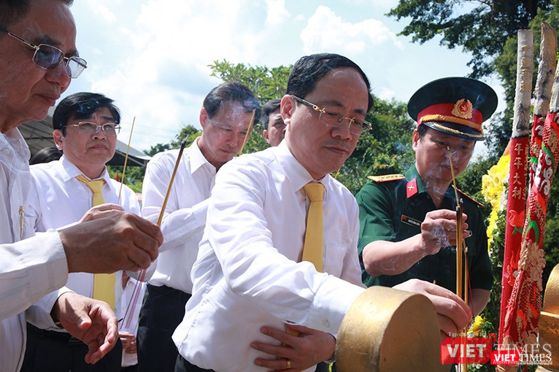 Thứ trưởng Bộ TT&TT Phạm Anh Tuấn và các đại biểu dâng hương tại Nhà Truyền thống Khu căn cứ Ban Giao bưu vận và Ban Thông tin liên lạc Trung ương Cục miền Nam Thứ trưởng Bộ TT&TT Phạm Anh Tuấn và các đại biểu dâng hương tại Nhà Truyền thống Khu căn cứ Ban Giao bưu vận và Ban Thông tin liên lạc Trung ương Cục miền Nam
