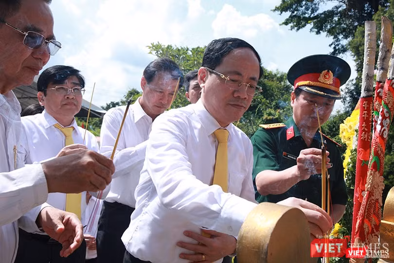 Thứ trưởng Bộ TT&TT Phạm Anh Tuấn và các đại biểu dâng hương tại Nhà Truyền thống Khu căn cứ Ban Giao bưu vận và Ban Thông tin liên lạc Trung ương Cục miền Nam