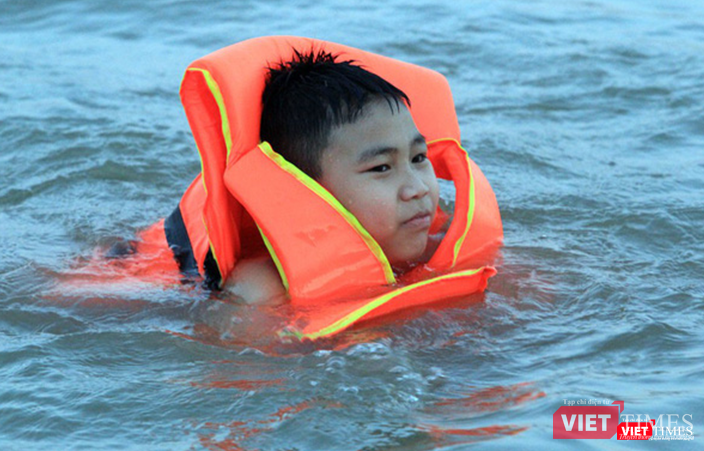 Kỹ năng bơi rất quan trọng để con trẻ phát triển toàn diện