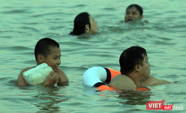 Cả nhà cùng hòa mình vào dòng nước mát