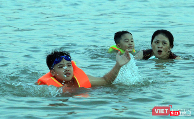 Mẹ cùng con nô đùa trong làn nước mát