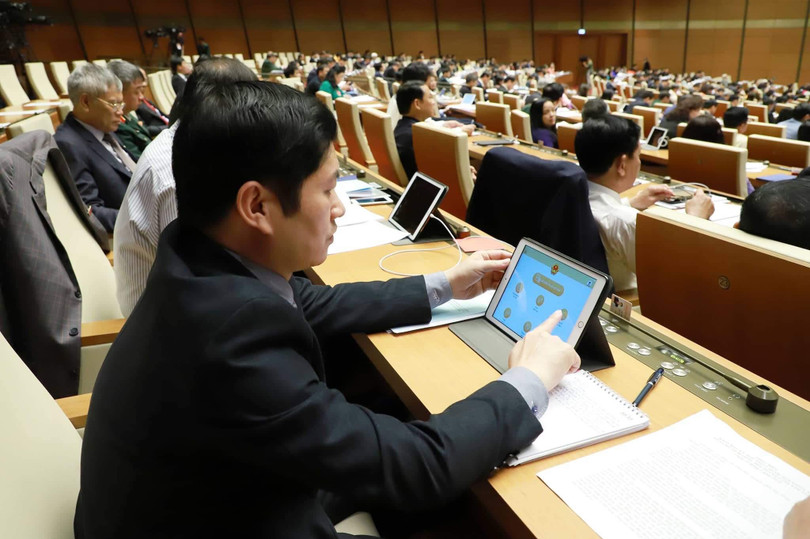 Kì họp này, Quốc hội thử nghiệm "Quốc hội điện tử" nhằm chuyển tải thông tin nhanh nhất đến các ĐBQH, giảm việc sử dụng các văn bản giấy trong hoạt động của Quốc hội.