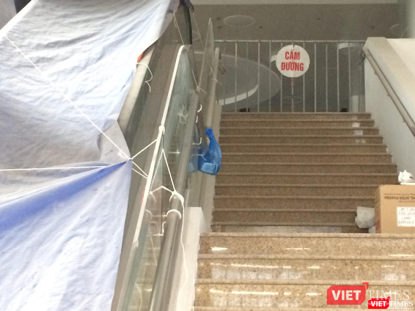 Khu vực cầu thang dẫn lên tầng 2 của BV Bạch Mai cơ sở 2 bị khóa, khu vực cầu thang cuốn đã hoàn thành nhưng bị phủ bạt kín. Khu vực cầu thang dẫn lên tầng 2 của BV Bạch Mai cơ sở 2 bị khóa, khu vực cầu thang cuốn đã hoàn thành nhưng bị phủ bạt kín.