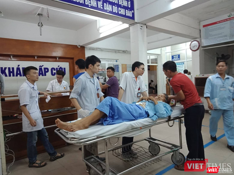 Bác sĩ cấp cứu cho bệnh nhân