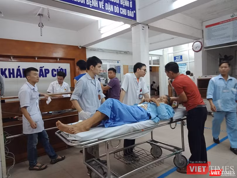 Bác sĩ cấp cứu cho bệnh nhân