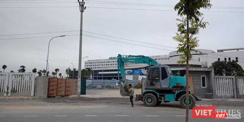Một phần của BV Bạch Mai đang tiếp tục thi công