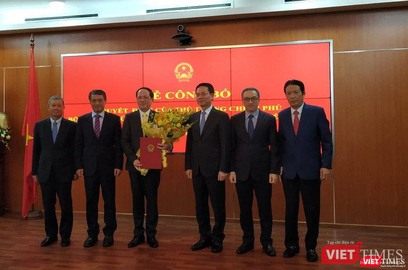 Bộ trưởng Bộ TT&TT Nguyễn Mạnh Hùng (thứ ba phải sang) cùng các Thứ trưởng chúc mừng tân Thứ trưởng Phạm Anh Tuấn (thứ ba trái sang).