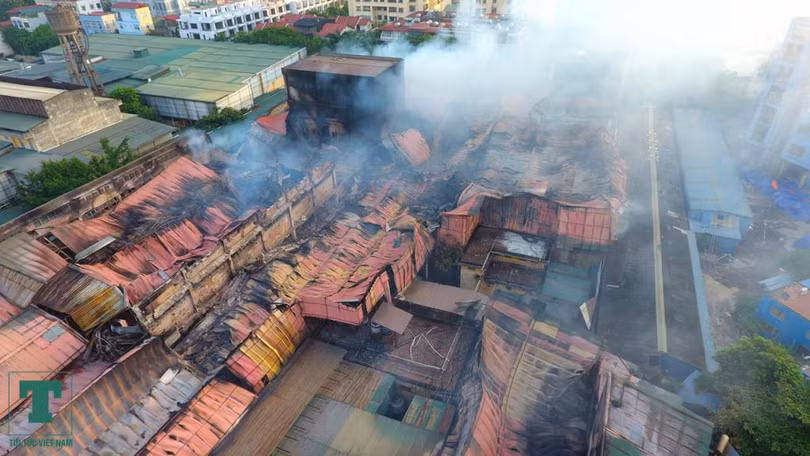 Khu vực nhà kho của Công ty Rạng Đông bị cháy có diện tích lên đến khoảng 6.000m2. Khu vực nhà kho của Công ty Rạng Đông bị cháy có diện tích lên đến khoảng 6.000m2.