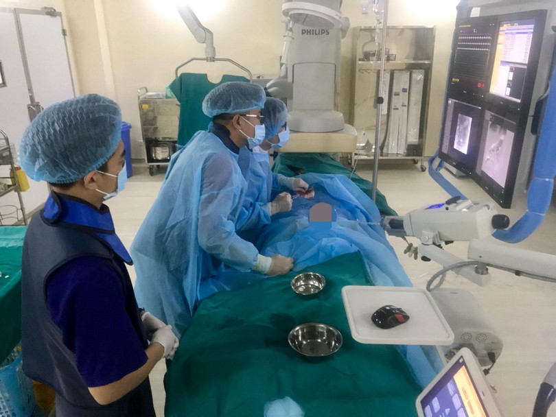 Bác sĩ Bệnh viện K sử dụng Hệ thống máy can thiệp mạch số hóa xóa nền (DSA) trong phẫu thuật (Ảnh:BVCC)
