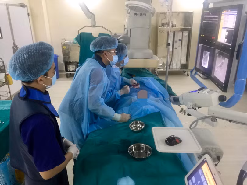 Bác sĩ Bệnh viện K sử dụng Hệ thống máy can thiệp mạch số hóa xóa nền (DSA) trong phẫu thuật (Ảnh:BVCC) Bác sĩ Bệnh viện K sử dụng Hệ thống máy can thiệp mạch số hóa xóa nền (DSA) trong phẫu thuật (Ảnh:BVCC)