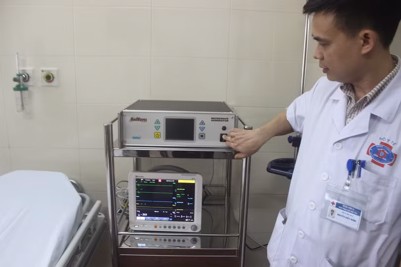 Hệ thống đốt nhiệt u gan bằng sóng Viba (MWA) giúp loại bỏ u gan không cần phẫu thuật (Ảnh: BVCC) Hệ thống đốt nhiệt u gan bằng sóng Viba (MWA) giúp loại bỏ u gan không cần phẫu thuật (Ảnh: BVCC)