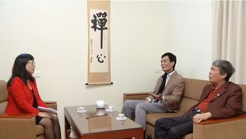 BTV Thu Hà (trái) BTV Thu Hà (trái)