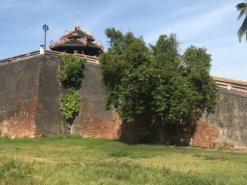 Quan Tượng Đài được xây dựng vào năm 1827 dưới triều vua Minh Mạng, nằm ở góc Tây Nam kinh thành Huế.