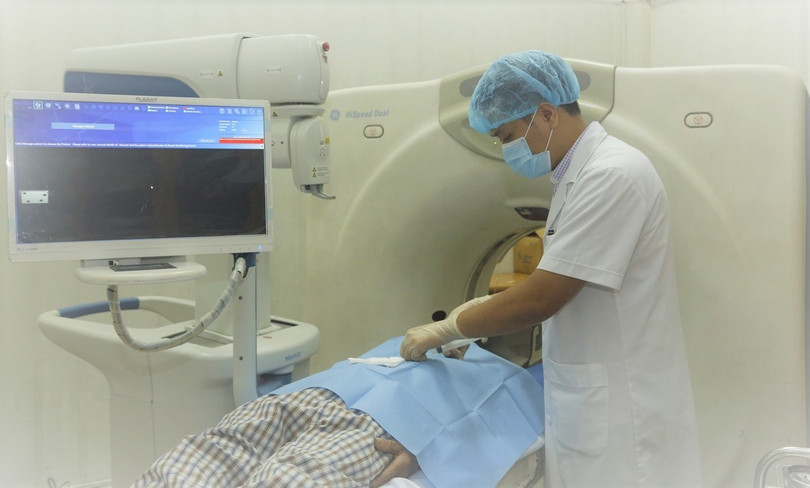 Bác sĩ thực hiện thủ thuật cho bệnh nhân Bác sĩ thực hiện thủ thuật cho bệnh nhân