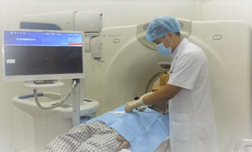 Bác sĩ thực hiện thủ thuật cho bệnh nhân