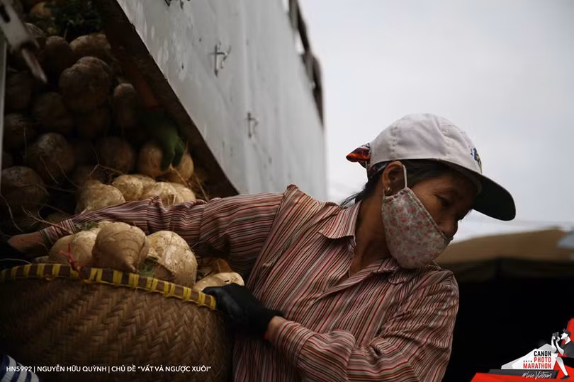 Ở chủ đề Vất vả ngược xuôi, bức hình đạt giải ba chủ đề này của tác giả Nguyễn Hữu Quỳnh, chụp bằng máy Canon 5D.