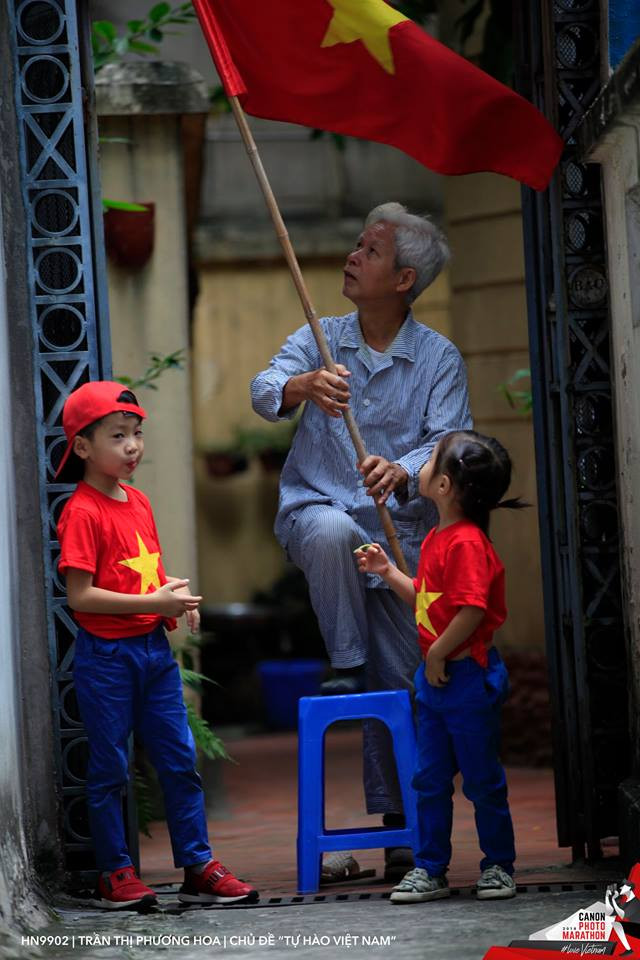 Bức ảnh đạt giải nhất chủ đề Tự hào Việt Nam thuộc về tác giả Trần Thị Phương Hoa, chụp bằng máy Canon 5D Mark II.