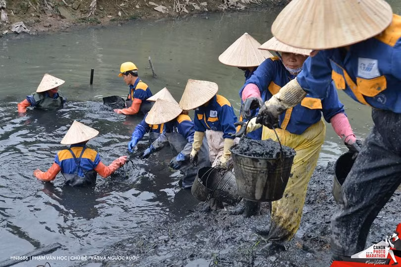 Ảnh đạt giải nhất chủ đề Vất vả ngược xuôi của tác giả Phạm Văn Học, chụp bằng máy Nikon D800E.