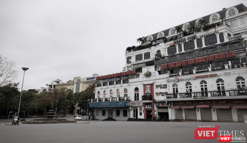 Mặc dù khu vực trung tâm Hà Nội những ngày cách ly xã hội trở nên rất vắng vẻ, nhưng vẫn có một số đối tượng ra đường dù không có việc thật sự cần thiết. Ảnh: Anh Lê. Mặc dù khu vực trung tâm Hà Nội những ngày cách ly xã hội trở nên rất vắng vẻ, nhưng vẫn có một số đối tượng ra đường dù không có việc thật sự cần thiết. Ảnh: Anh Lê.