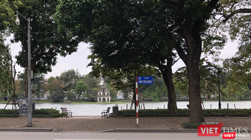 Vào những ngày đầu thực hiện cách ly xã hội, ngay cả khu vực trung tâm Hà Nội cũng vắng người qua lại. Vào những ngày đầu thực hiện cách ly xã hội, ngay cả khu vực trung tâm Hà Nội cũng vắng người qua lại.