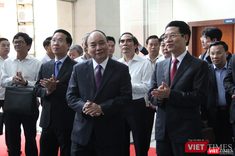 Cùng dự buổi làm việc sáng nay, có Ủy viên Bộ Chính trị, Bí thư Trung ương Đảng, Trưởng ban Tuyên giáo Trung ương Võ Văn Thưởng, đại diện lãnh đạo các Bộ, ngành Trung ương, các doanh nghiệp, tập đoàn lớn trong lĩnh vực công nghệ thông tin và truyền thông. Cùng dự buổi làm việc sáng nay, có Ủy viên Bộ Chính trị, Bí thư Trung ương Đảng, Trưởng ban Tuyên giáo Trung ương Võ Văn Thưởng, đại diện lãnh đạo các Bộ, ngành Trung ương, các doanh nghiệp, tập đoàn lớn trong lĩnh vực công nghệ thông tin và truyền thông.