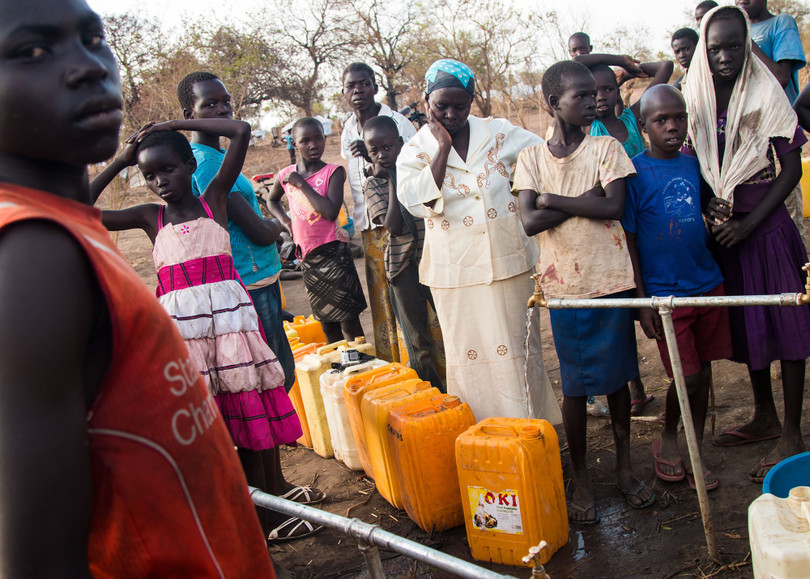 Người tị nạn tại châu Phi xếp hàng hàng giờ để lấy nước. Ảnh: National Geographic.