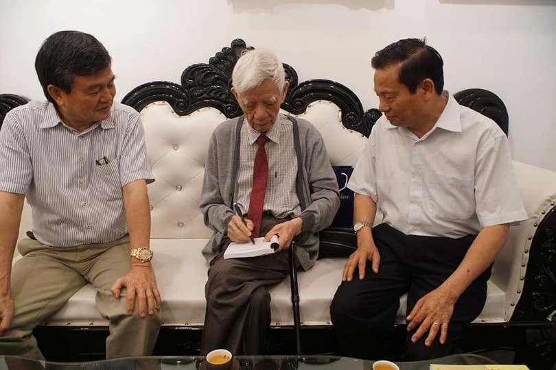 Ông Hương ký tặng sách.