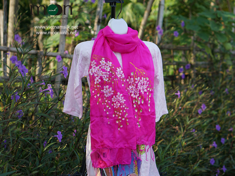 Khăn lụa Việt Nam cũng là món quà kỷ niệm được ưa chuộng- Ảnh internet.