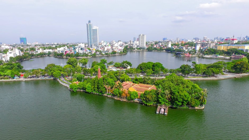 "Hà Nội trở nên lặng lẽ và cổ kính hơn, tôi đã đưa hình ảnh chụp Chùa Trấn Quốc từ flycam với mong muốn bái vọng từ xa, cầu cho Quốc thái Dân an" - Nguyễn Xuân Cường. "Hà Nội trở nên lặng lẽ và cổ kính hơn, tôi đã đưa hình ảnh chụp Chùa Trấn Quốc từ flycam với mong muốn bái vọng từ xa, cầu cho Quốc thái Dân an" - Nguyễn Xuân Cường.