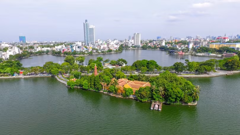 "Hà Nội trở nên lặng lẽ và cổ kính hơn, tôi đã đưa hình ảnh chụp Chùa Trấn Quốc từ flycam với mong muốn bái vọng từ xa, cầu cho Quốc thái Dân an" - Nguyễn Xuân Cường. "Hà Nội trở nên lặng lẽ và cổ kính hơn, tôi đã đưa hình ảnh chụp Chùa Trấn Quốc từ flycam với mong muốn bái vọng từ xa, cầu cho Quốc thái Dân an" - Nguyễn Xuân Cường.