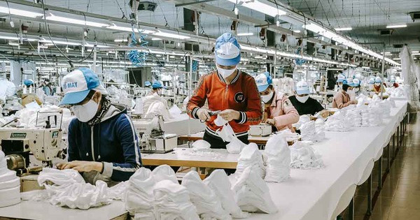 Sản xuất và xuất khẩu khẩu trang đang là cứu cánh cho ngành dệt may trong đại dịch covid-19 (Ảnh minh họa)