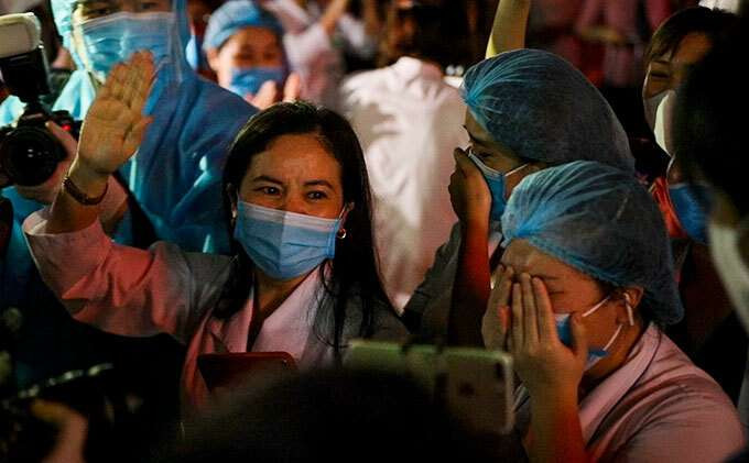 Các bác sĩ Khoa Chống độc ôm mặt khóc khi bệnh viện kết thúc cách ly. 14 ngày qua họ đã phải xa gia đình, vừa phải chiến đấu với dịch bệnh vừa chăm sóc bệnh nhân.