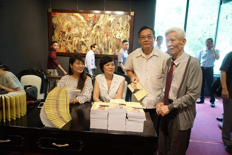 Tại bàn để sách "Nguyễn Đình Hương – Người con của non sông đất nước"