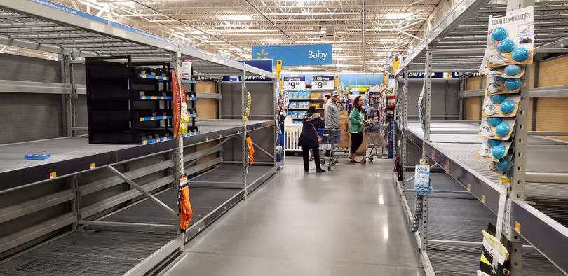 “Panic buying” tại siêu thị Walmart, tiểu bang Minnesota, nước Mỹ. Ảnh: Stewboy/Twitter. “Panic buying” tại siêu thị Walmart, tiểu bang Minnesota, nước Mỹ. Ảnh: Stewboy/Twitter.