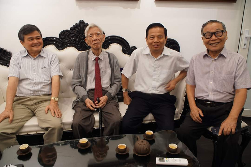 Ông Hương gữa những người yêu quý và mến mộ ông