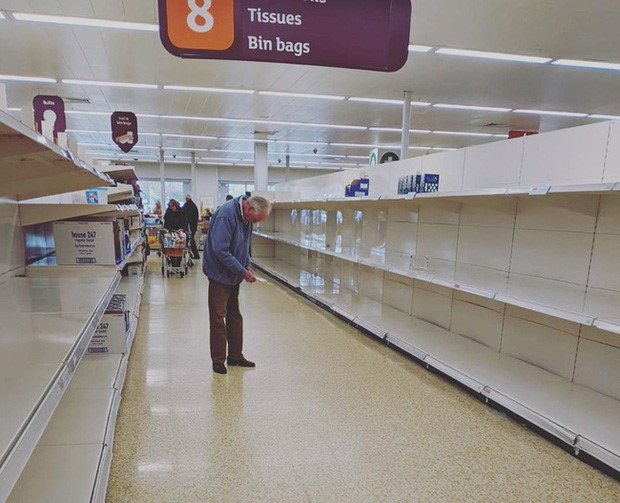 Cụ ông cúi đầu nhìn vào tờ ghi chú với dáng vẻ bất lực, cô độc, xung quanh ông là những kệ hàng trống trơn. Ảnh: Lauren Taylor, chụp tại siêu thị Sainsbury's, Luân Đôn (Anh). Cụ ông cúi đầu nhìn vào tờ ghi chú với dáng vẻ bất lực, cô độc, xung quanh ông là những kệ hàng trống trơn. Ảnh: Lauren Taylor, chụp tại siêu thị Sainsbury's, Luân Đôn (Anh).