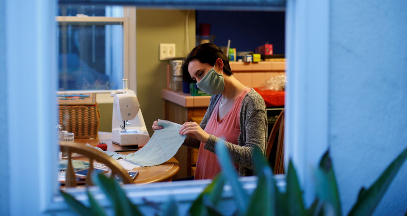 Khẩu trang vải hoặc handmade được CDC khuyến khích - Ảnh: Mario Anzuoni /Reuters.