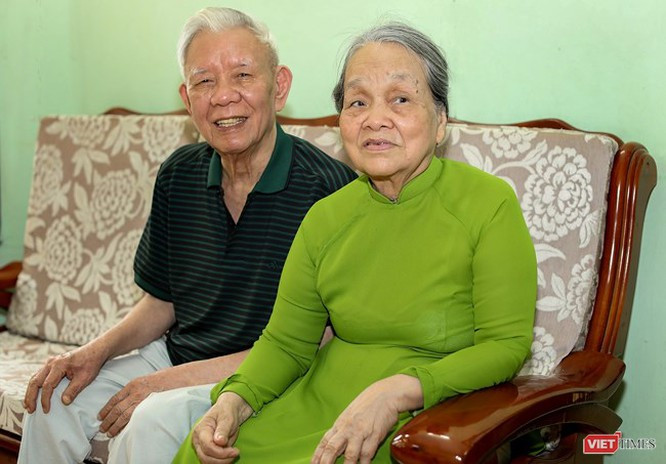 Ông Nguyễn Đình Hương và vợ – bà Trương Thị Xin. Cả hai đều 70 năm tuổi đảng (Ảnh Việt Dũng)