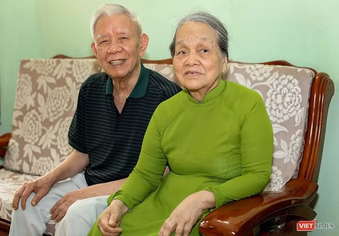 Ông Nguyễn Đình Hương và vợ – bà Trương Thị Xin. Cả hai đều 70 năm tuổi đảng (Ảnh Việt Dũng)