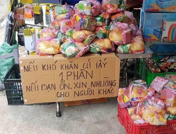 Hình ảnh “nhường cơm sẻ áo”, “lá lành đùm lá rách” giữa mùa đại dịch.