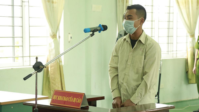 Bị cáo Đào Xuân Anh bị tuyên phạt 9 tháng tù giam về tội không đeo khẩu trang và chống đối người thi hành công vụ ( Ảnh: Xuân Thao- Tuổi trẻ) Bị cáo Đào Xuân Anh bị tuyên phạt 9 tháng tù giam về tội không đeo khẩu trang và chống đối người thi hành công vụ ( Ảnh: Xuân Thao- Tuổi trẻ)