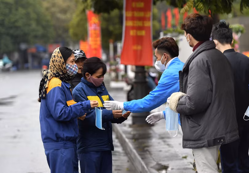 Tình người trong những lúc khó khăn- Ảnh internet.