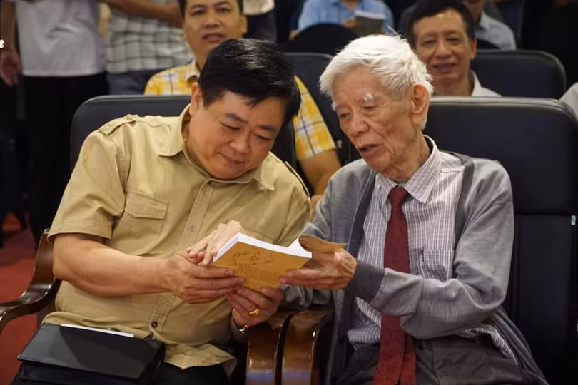 Tặng sách ông Nguyễn Thế Kỷ, Tổng giám đốc VOV.