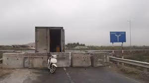 Cách ly y tế không đồng nghĩa với "ngăn sông, cấm chợ". Cách ly y tế không đồng nghĩa với "ngăn sông, cấm chợ".