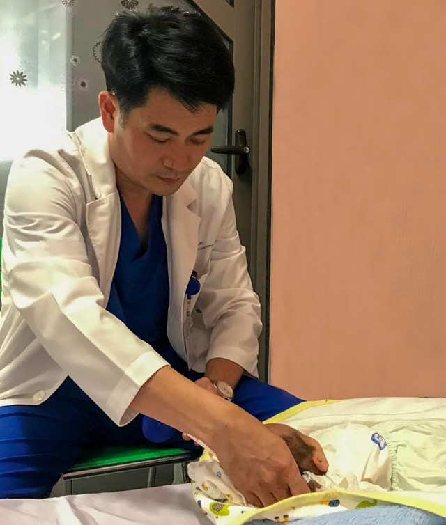 Bác sĩ Trần Văn Sĩ thăm khám cho bệnh nhân