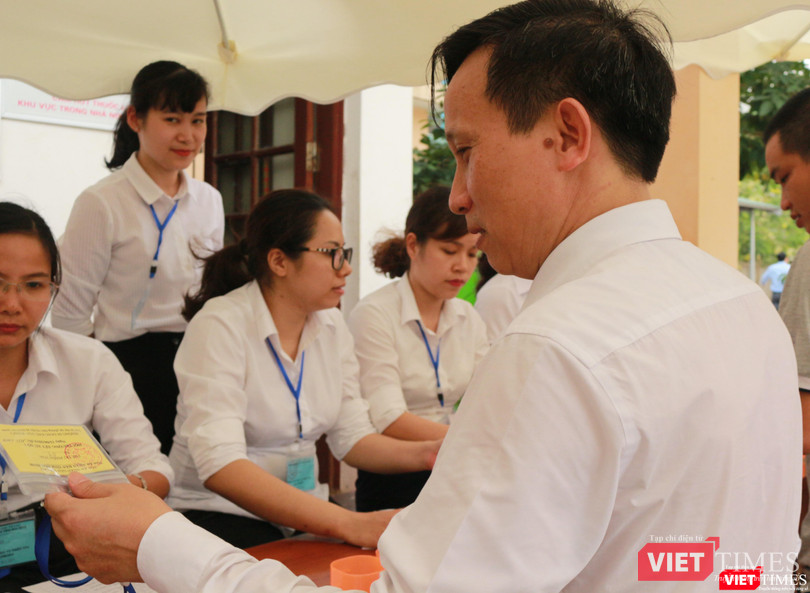 Luật sư Hoàng Văn Hướng làm thủ tục trả thẻ, ra về Luật sư Hoàng Văn Hướng làm thủ tục trả thẻ, ra về