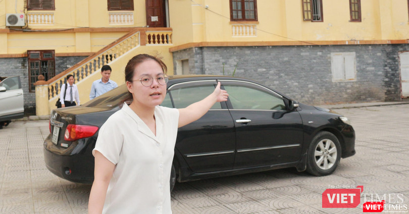 Một nhân viên của tòa án lên tiếng mời phóng viên ra khỏi khu vực sân sau, đồng thời yêu cầu không được chụp ảnh, tác nghiệp. Một nhân viên của tòa án lên tiếng mời phóng viên ra khỏi khu vực sân sau, đồng thời yêu cầu không được chụp ảnh, tác nghiệp.