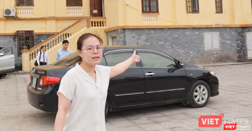 Một nhân viên của tòa án lên tiếng mời phóng viên ra khỏi khu vực sân sau, đồng thời yêu cầu không được chụp ảnh, tác nghiệp. Một nhân viên của tòa án lên tiếng mời phóng viên ra khỏi khu vực sân sau, đồng thời yêu cầu không được chụp ảnh, tác nghiệp.