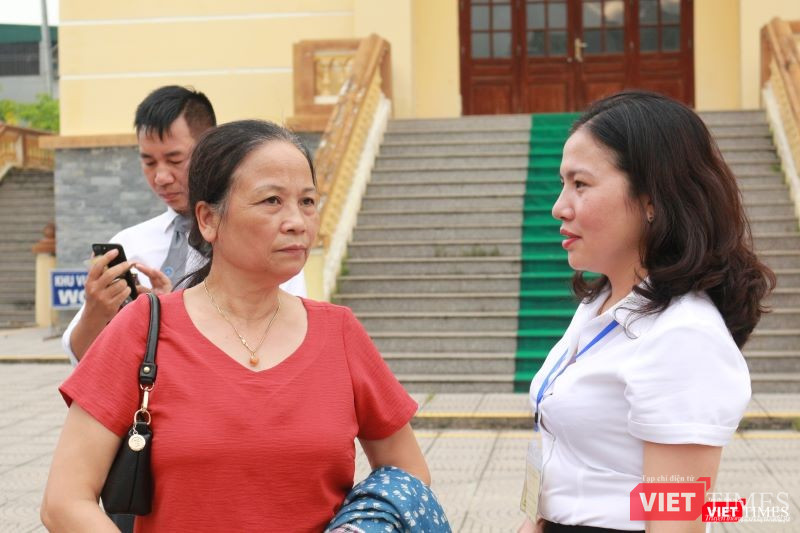 Luật sư Đinh Hương trao đổi với thành viên của Hội đồng xét xử Luật sư Đinh Hương trao đổi với thành viên của Hội đồng xét xử